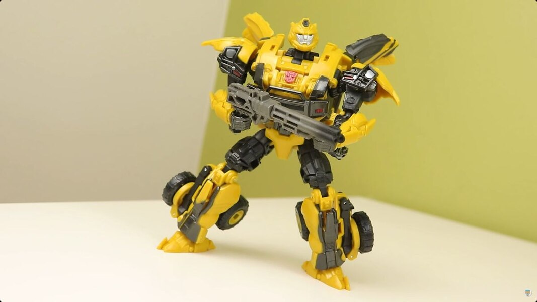 Image Of Reactive Bumblebee & Starscream 2 Pack In Hand From Transformers Game Toys  (9 of 37)